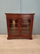 58436 Vetrina due sportelli in legno massello