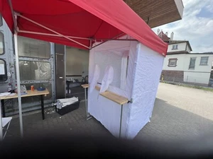 Flohmarkt/ Klapp / Falt / Profizelt mit rotem Dach und Tisch - leihen o. kaufen - Bild 1 von 6