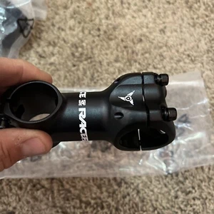 Morsetto turbina RaceFace 70 mm 31,8 mm +/-6 gradi 1 1/8 nero Mtn Bike 70 18 43 - Foto 1 di 12