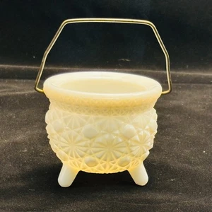 Vintage Fenton White Milk Glass Cauldron Candle Holder Daisy Button 3-Toed - Picture 1 of 4
