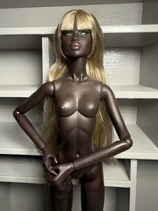 Muñeca de moda Integrity Toys holográfica Novae Nu.face Nuface tono nubio desnudo. - Imagen 1 de 11