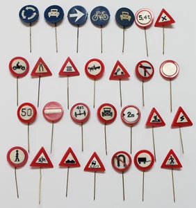 Collection 28 Pins Epingle Insigne Signes De Trafic Plastique Années 70 Rétro - Bild 1 von 3