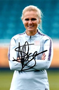 Sarina Wiegman Football England Manager Signed 7.5 x 5 Photograph *With COA* - Picture 1 of 2