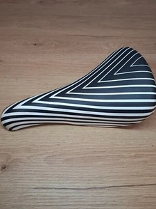 Retro Vintage części rowerowe NIB NOS GES czarno-białe siodełko - Zdjęcie 1 z 8