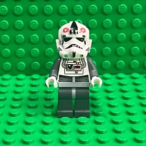 Lego Star Wars Minifigure AT-AT Driver - Red Imperial Logo, Yellow Head sw0102 - Picture 1 of 3