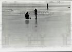Photo de presse deux pêcheurs de glace assis à la marina d'Oxbow - sra29714