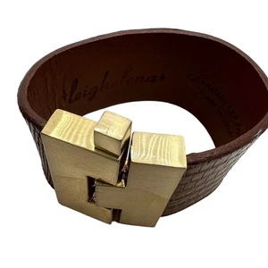 Brazalete LeighElena ancho de cuero marrón con herrajes en tono dorado - Imagen 1 de 8