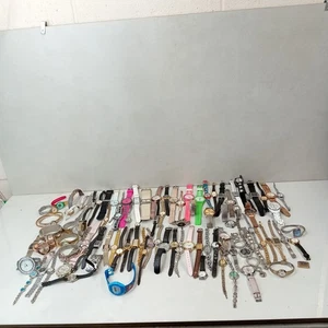 Un grande lotto di orologi da polso al quarzo da donna Inc. Lorus, Fiorelli, Sekonda ecc. 3 kg - Foto 1 di 23