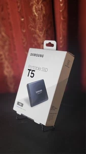 Samsung T5 1000GB externe (MU-PA1T0B/AM) tragbare SSD *gemeinsames USB-Kabel fehlt* - Bild 1 von 3