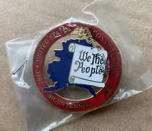 1987 US CONSTITUTION BICENTENNIAL PIN BACK - ALASKA WE THE PEOPLE NEW OLD STOCK - Picture 1 of 2
