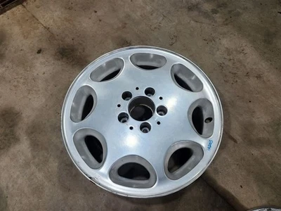 Rueda de aluminio Mercedes S420 1995-97 16x7-1/2 - 8 orificios *grado B-* Foto 1 de 4