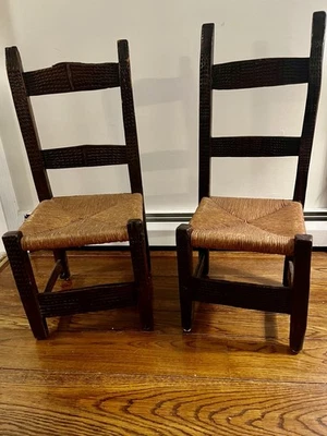 Raro par de excepcionales sillas de respaldo de listón de asiento rush país español siglo XVII Foto 1 de 4