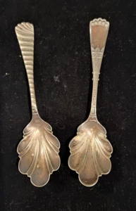 lot of 2 Vintage Antique WM Rodger's Clamshell Spoons - 5.75 inches - Picture 1 of 10