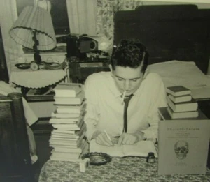 Libro de fotos vintage con calavera irónica mb127 Pre Med Smoking Studiing 1953 - Imagen 1 de 4