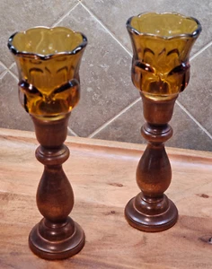 Par de candelabros de madera años 70/80 con portavelas votivas de vidrio ámbar - Imagen 1 de 6