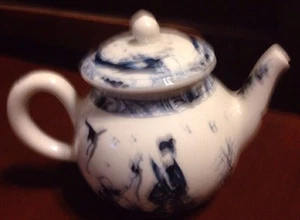 Worcester Teapot by Franklin Mint for the Victoria & Albert Collection - Picture 1 of 3