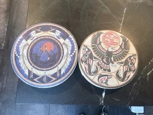 2 Clarence A Wells signierte pazifische nordwestkanadische Haida indische Trommeln - Bild 1 von 8