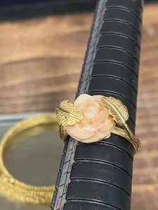 Anillo Vintage Oro Amarillo 18k Tallado Coral Rosa Talla 6.5 - 4 Gramos en Total - Imagen 1 de 6