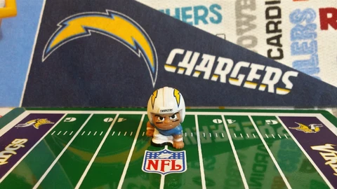 NFL Teenymates San Diego/LA Chargers Lineman (LM/3-pt) figure Cover