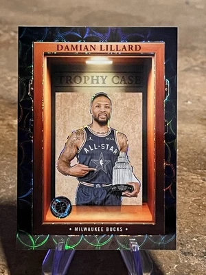 Damian Lillard SSP CASE HIT Trophy Case Prizm #11 2023-24 Panini Premium Stock - Imagem 1 de 2