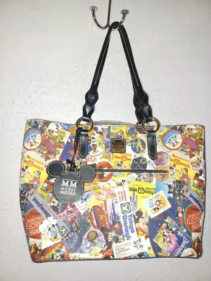 Bolsa tote Dooney & Bourke Disney Mickey Mouse Through the Years colagem Tóquio grande - Imagem 1 de 4