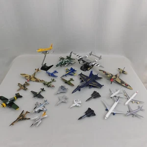 25 Stck. Lot Druckguss Modellflugzeuge kommerzielle militärische Kampfjets & 2 Ständer #C891 - Bild 1 von 12