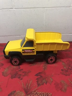 Camión de volteo Hasbro Tonka 2012 construcción amarillo - metal y negro - plástico  Foto 1 de 4