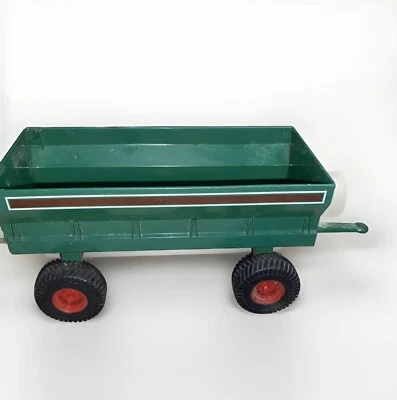 Tonka Maisto 2001 Hasbro Green Hay Wagon Trailer Green Diecast / Plastic 8” Farm - Image 1 of 4