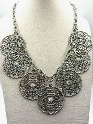 Apt 9 круглый зубчатый филигранный кристалл медальон подвески серебристого тона нагрудник ожерелье - Изображение 1 из 4