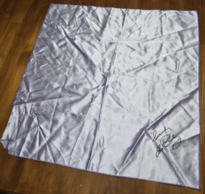 Bufanda de satén púrpura de colección Elvis Presley años 70 recuerdo fascímil firma 21"x21" - Imagen 1 de 12