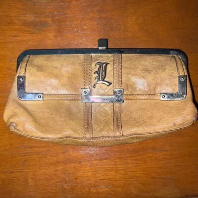 L.A.M.B. Bolso de mano de cuero mostaza "L" de Gwen Stefani Foto 1 de 4