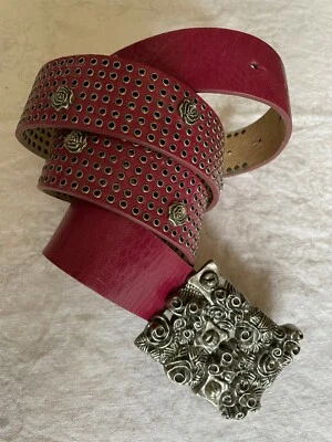BETSEY JOHNSON Talla L CINTURÓN Cuero Rosa Plata Ojales y Rosas Hebilla Metal  Foto 1 de 4