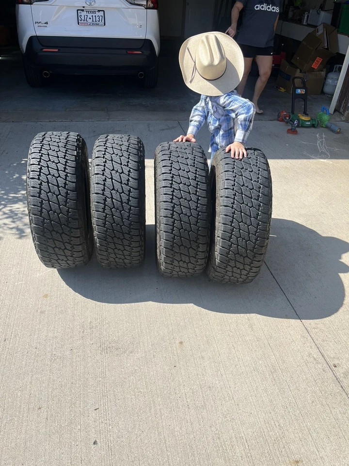 Four Nitto Terra Grapler Tires Foto 1 de 1