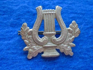 ROYAL AIR FORCE VOLUNTEER BANDSMAN WHITE METAL TRADE ARM BADGE + PIN - Picture 1 of 2