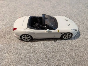 Maisto Ferrari California T 1:18 Scale White Diecast Car - Picture 1 of 9