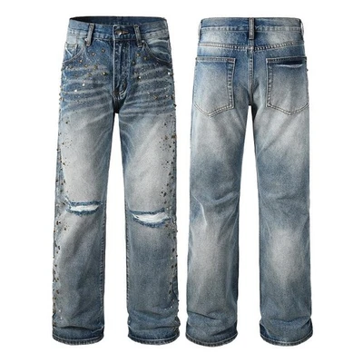 Pantalones de mezclilla para hombre punk de pierna recta desgastados con rasgaduras en la rodilla y estrás laterales tachonados Foto 1 de 4