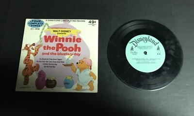 Livro e disco Disneyland Walt Disney's Story of Winnie The Pooh - Imagem 1 de 2