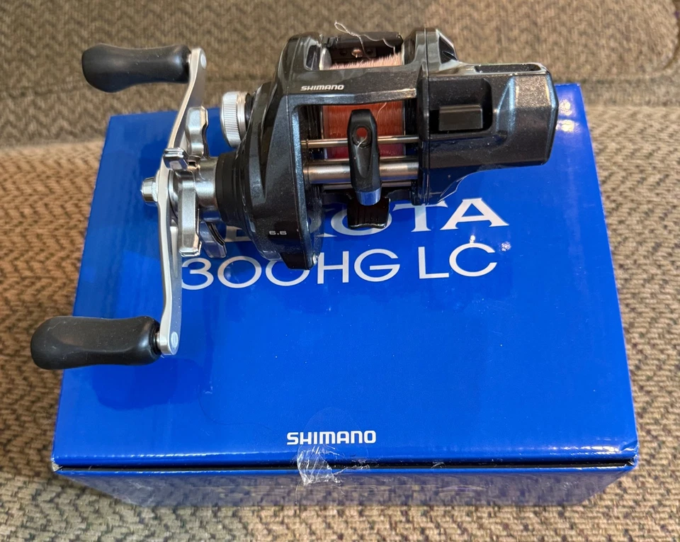 Shimano Tekota HG Line Counter Trolling/Conventional Reel - Size 300, Right Hand - Image 1 of 2