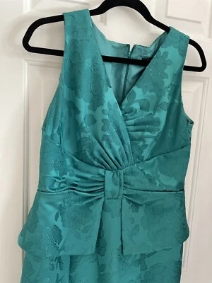 Vestido formal David Meister sem mangas peplum verde jacquard floral tamanho 12 - Imagem 1 de 4