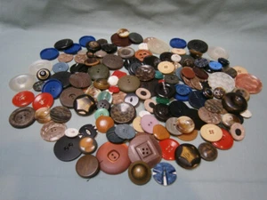 LOT OF VINTAGE LARGE BUTTONS (492GM) - METAL, CELLULOID, BAKELITE, PLASTIC, WOOD - Picture 1 of 3
