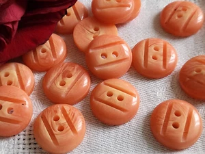 Lot 12 boutons vintage camaïeu orange imitation corne trous 1,8 cm ref 5527 - Picture 1 of 2