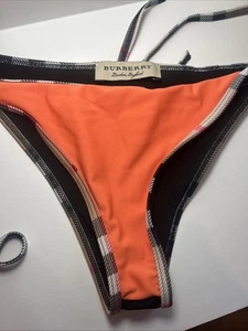 Parte inferior de bikini Burberry con tanga a cuadros grande, frente naranja y espalda negra - Imagen 1 de 9