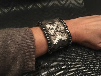 BRACCIALE ARGENTO ARTIGIANATO INDIANO VECCHIA MANIFATTURA CON CHIUSURA A LACCIO - Immagine 1 di 3