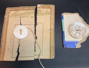 2 Bottoni Vintage NOS in Plastica Bianco Perlescente/Incisi Trasparenti 3/4 - 1" - Foto 1 di 3