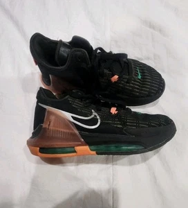 Size 6Y Nike Lebron Witness 6 Bball Shoes Black Crimson Pulse DD0423-001 - Picture 1 of 10