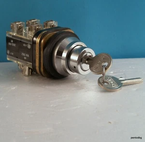 Interruptor Telemecanique XB2-MG 42 nuevo nunca usado caja original raro - Imagen 1 de 7