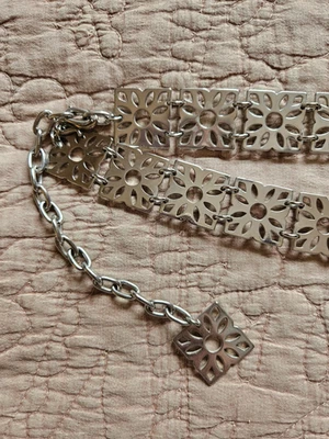 Cinturón floral vintage herrajes plateados, 38,5" de largo con extensor, 31" sin extensor Foto 1 de 4