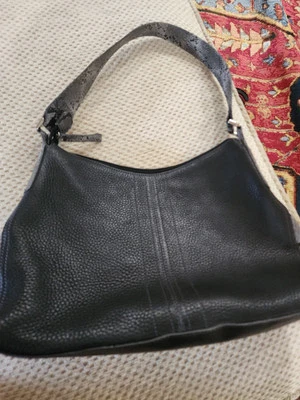 Сумка наплечная Kenneth Cole New York женская черная шагреневая кожа с серым змеиным принтом  - Изображение 1 из 4