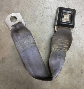 92-96 1994 FORD F150 250 350 REGULAR CAB CENTER SEAT BELT BUCKLE GRAY - Picture 1 of 3