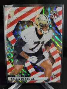 2025 Panini Mosaic - Rookies Kevin Banks Jr. Red And White Stripes (RC) #338 - Bild 1 von 4